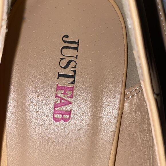 JustFab Jaslene Sz 9 Taupe Pointy Toe 5” Heels Gold Lock Key Sets Pumps Heels - Picture 7 of 8